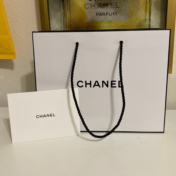 Chanel Beauty LIGHT THE WAY Makeup Set Holiday 2023- Chanel Charm - Picture 14 of 15